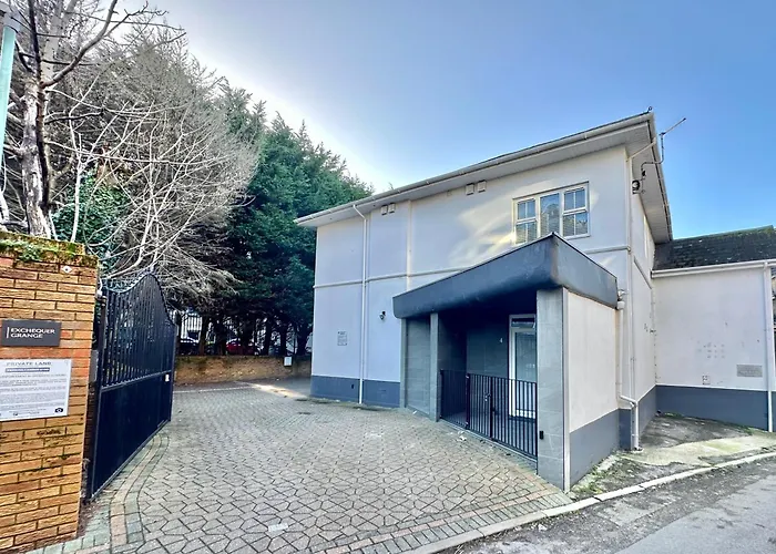Spacious One Bedroom Apartment - With Parking And Wifi - Town Centre Location - Gated Access - Walk To Beach!