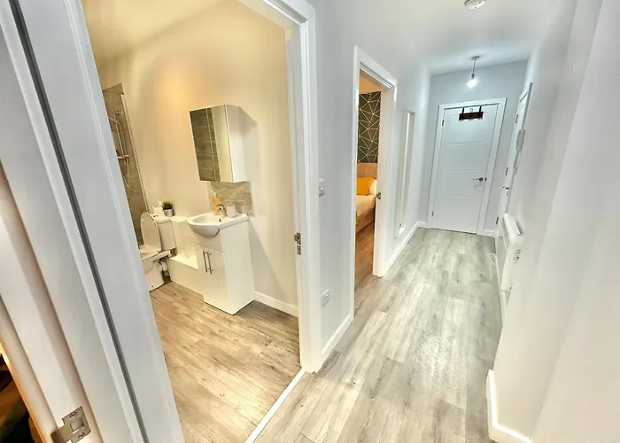 Spacious One Bedroom Apartment - With Parking And Wifi - Town Centre Location - Gated Access - Walk To Beach!