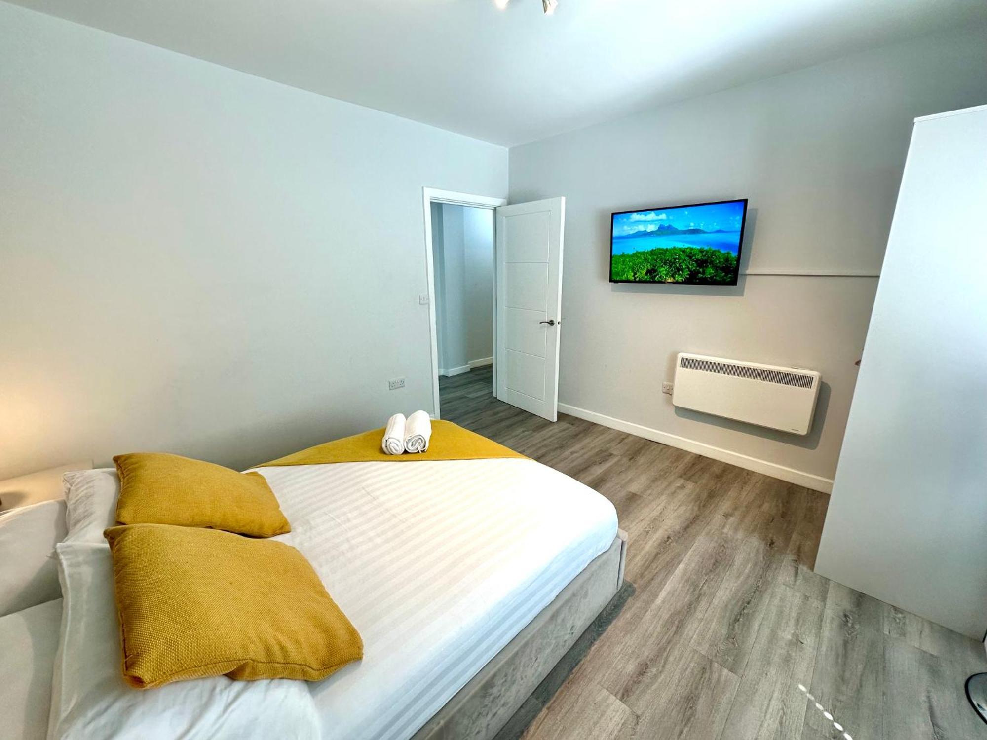 Spacious One Bedroom - With Parking And Wifi - Town Centre Location - Gated Access - Walk To Beach! * Bornemouth