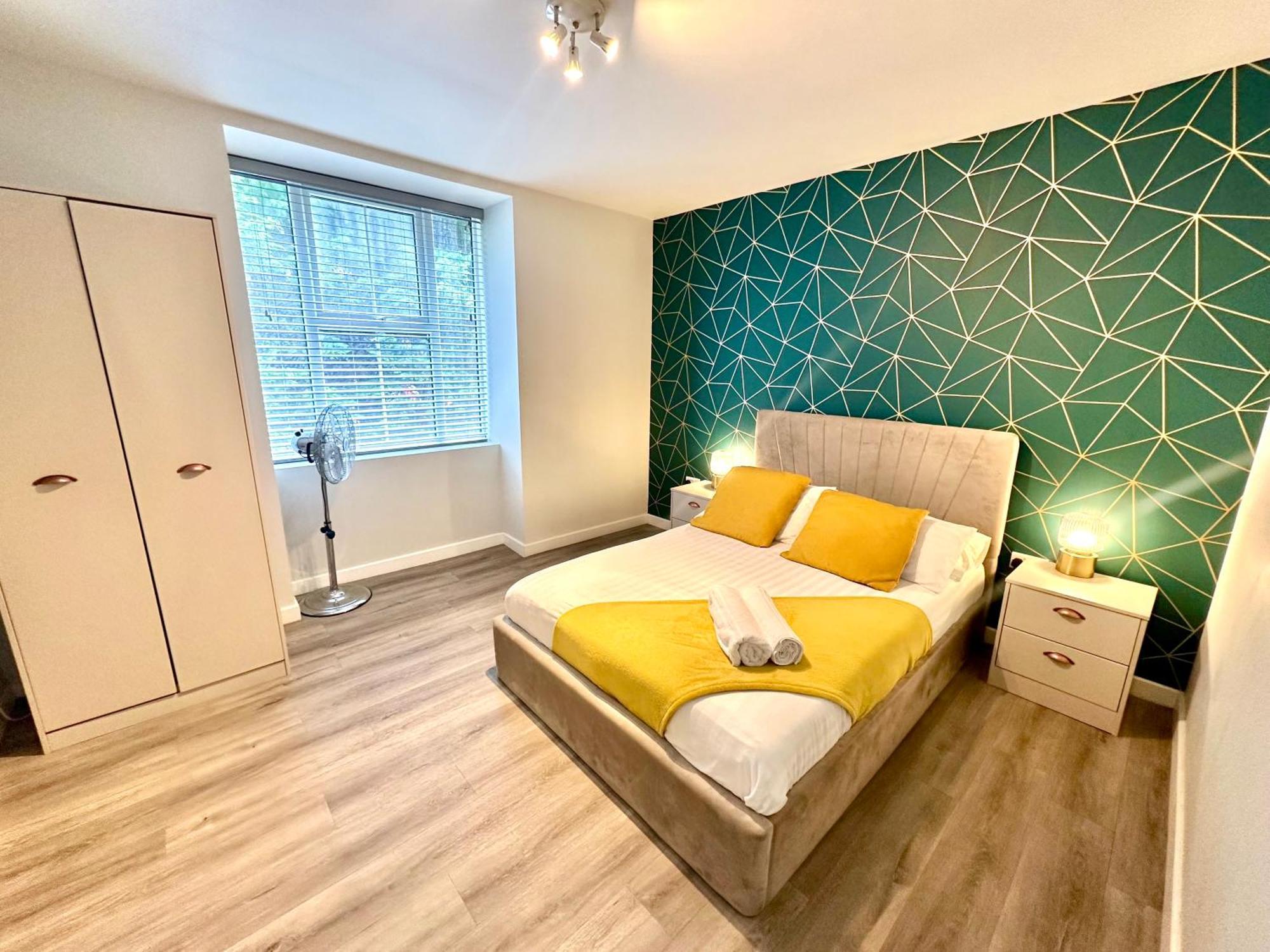 Spacious One Bedroom - With Parking And Wifi - Town Centre Location - Gated Access - Walk To Beach! Appartement Bornemouth