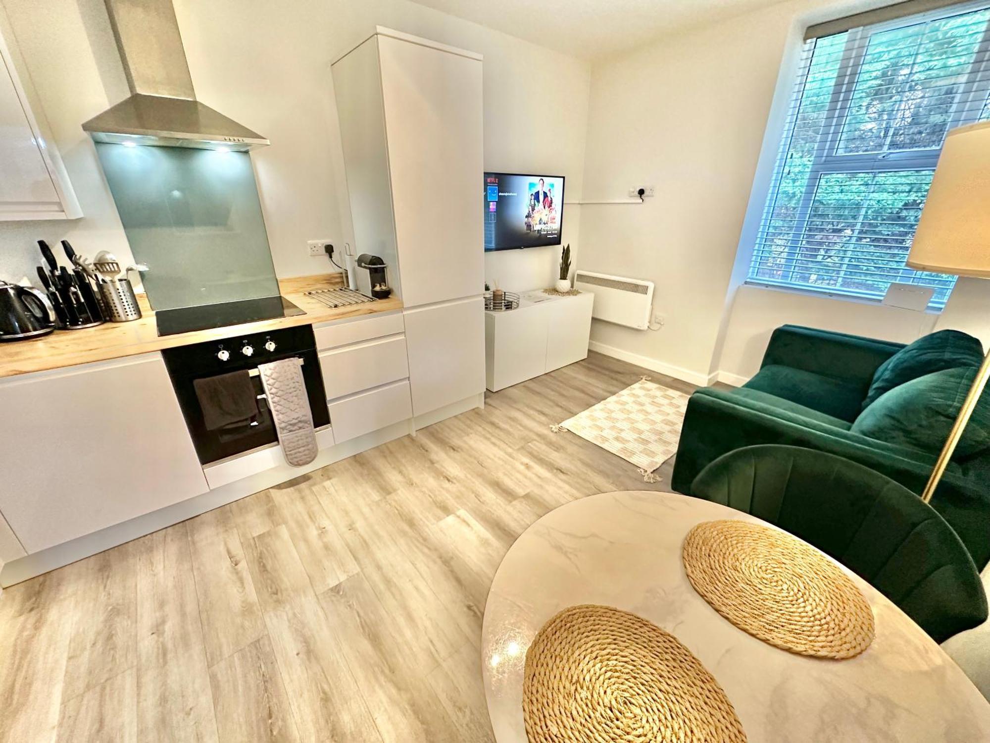 Spacious One Bedroom - With Parking And Wifi - Town Centre Location - Gated Access - Walk To Beach! Appartement *
