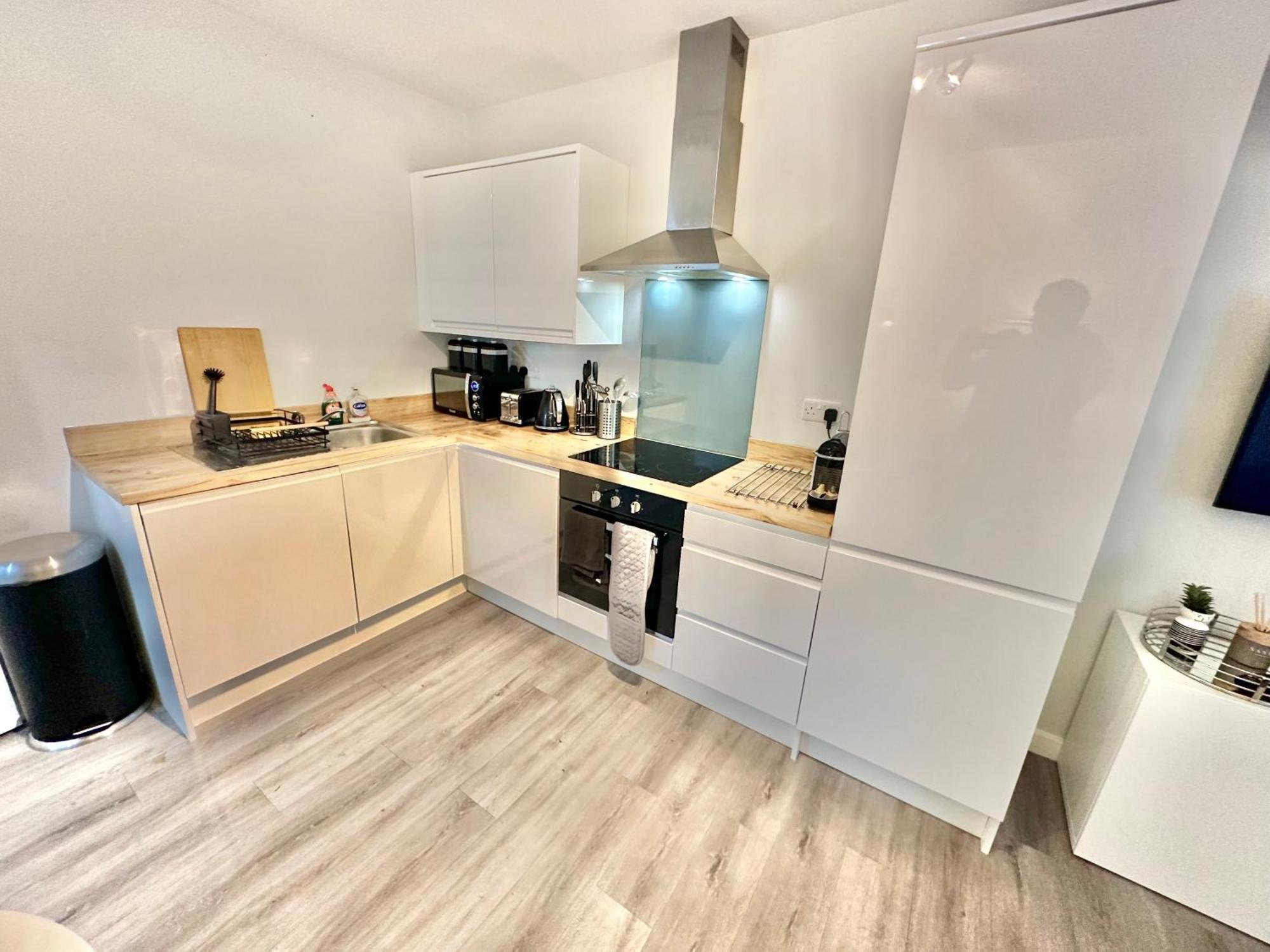 Spacious One Bedroom - With Parking And Wifi - Town Centre Location - Gated Access - Walk To Beach! Appartement Bornemouth