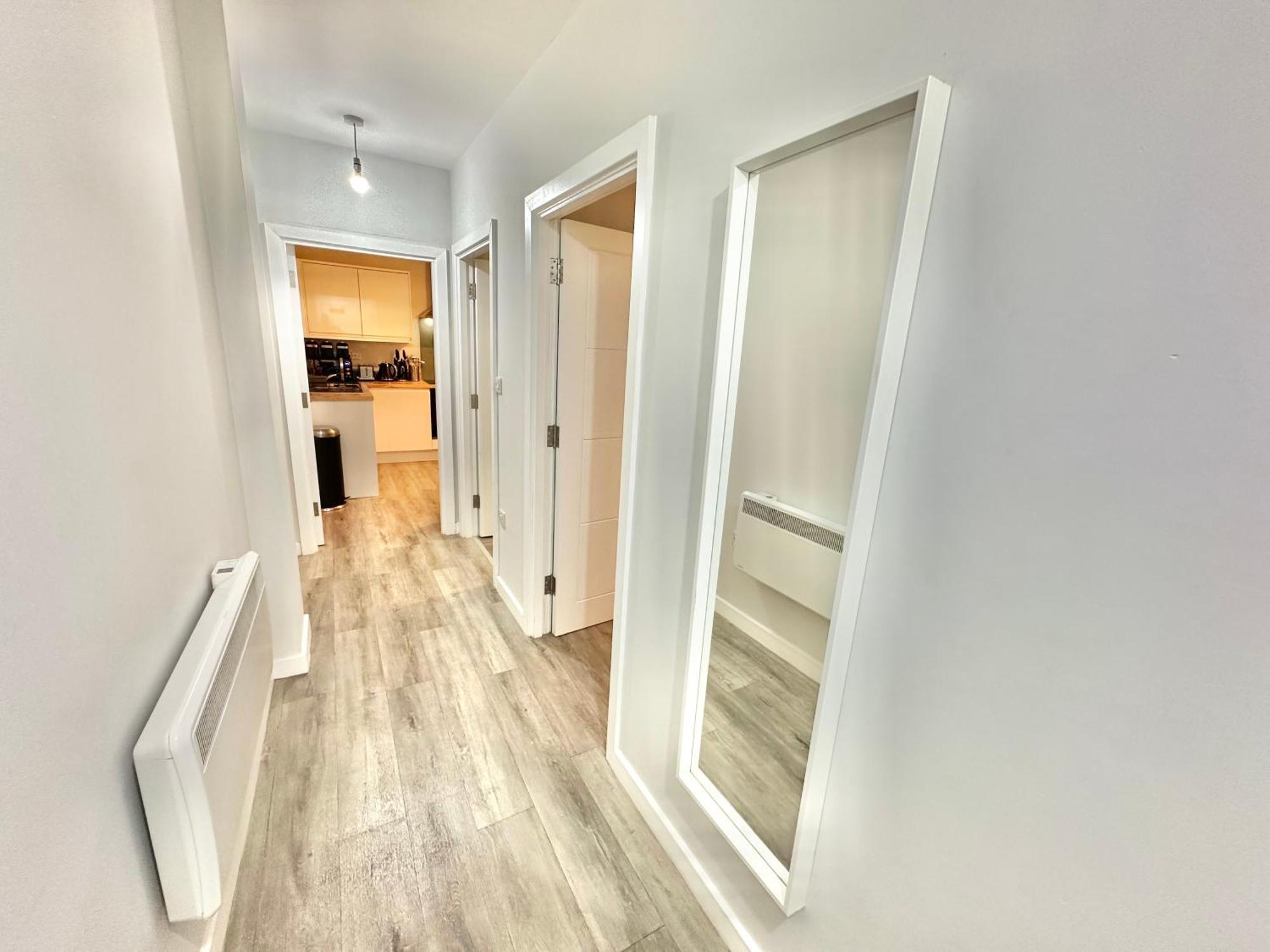 Spacious One Bedroom - With Parking And Wifi - Town Centre Location - Gated Access - Walk To Beach! * Bournemouth