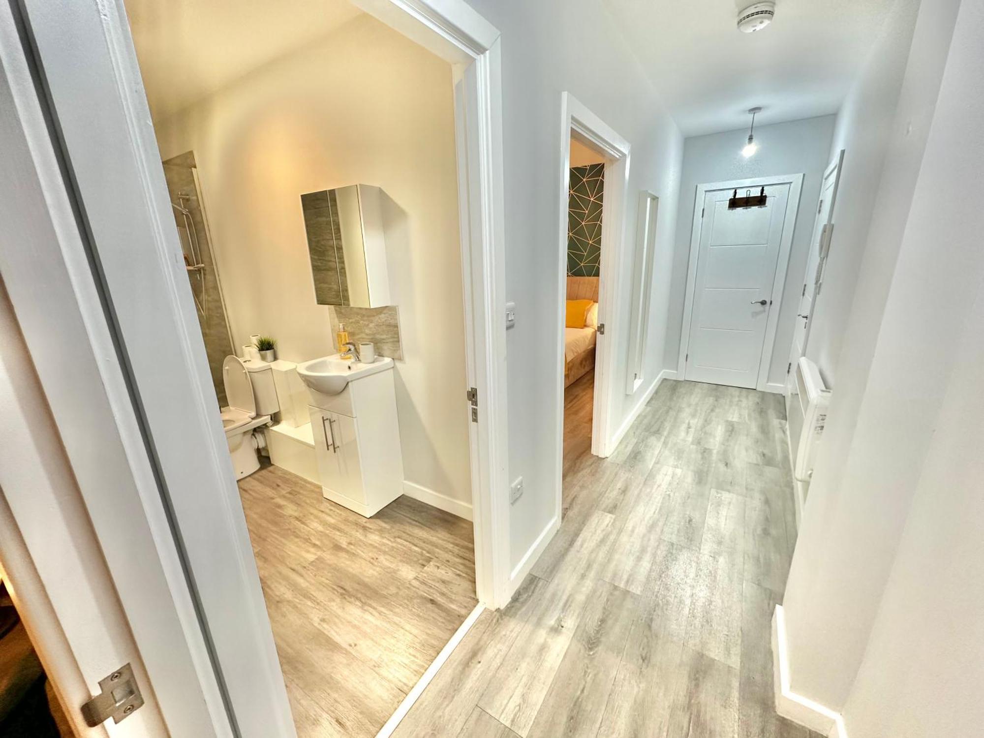 Spacious One Bedroom - With Parking And Wifi - Town Centre Location - Gated Access - Walk To Beach! Appartement *
