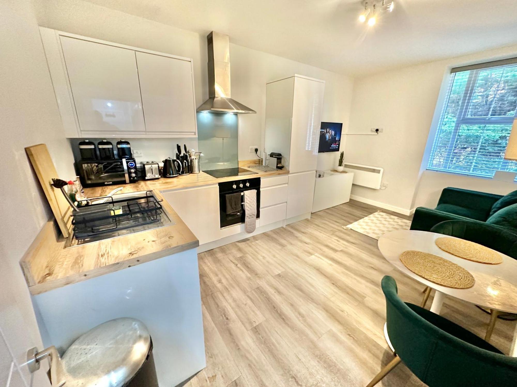 Spacious One Bedroom - With Parking And Wifi - Town Centre Location - Gated Access - Walk To Beach! Appartement