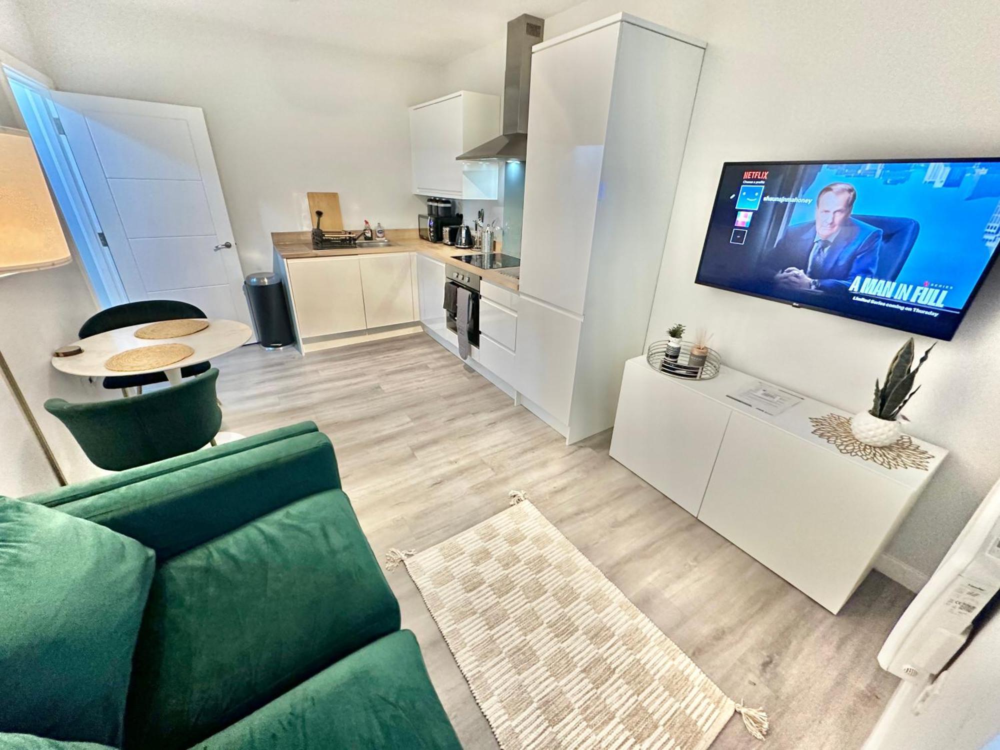 Spacious One Bedroom - With Parking And Wifi - Town Centre Location - Gated Access - Walk To Beach! Appartement *