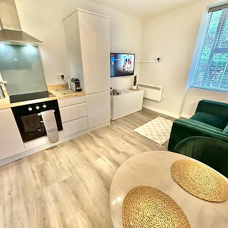 Spacious One Bedroom Apartment - With Parking And Wifi - Town Centre Location - Gated Access - Walk To Beach! Bournemouth Exterior photo