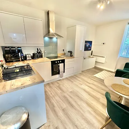 Spacious One Bedroom Apartment - With Parking And Wifi - Town Centre Location - Gated Access - Walk To Beach! Bournemouth Exterior photo